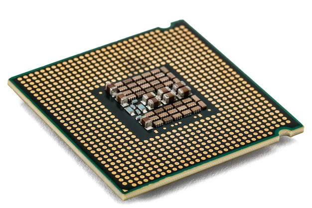 Procesador de computadora CPU multinúcleo aislado sobre fondo blanco