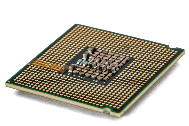 Procesador de computadora CPU multinúcleo aislado sobre fondo blanco