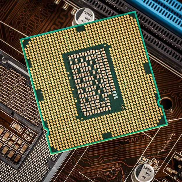 Procesador moderno y placa base para una computadora doméstica