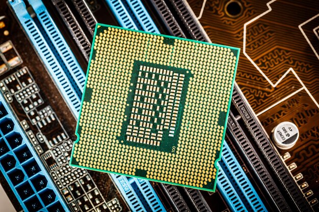 Procesador moderno y placa base para una computadora doméstica