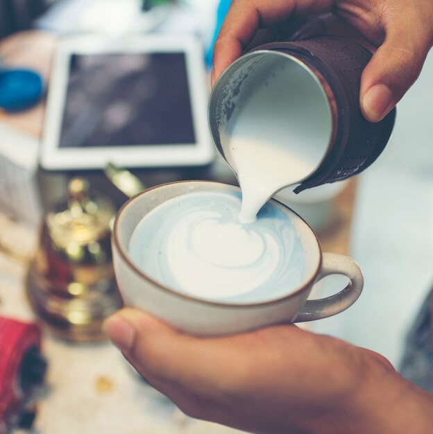 procesamiento de arte latte azul con leche