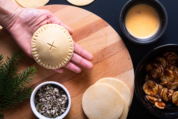 Procesamiento del concepto de alimentos para hacer un pastel de mano casero de plátano casero en negro