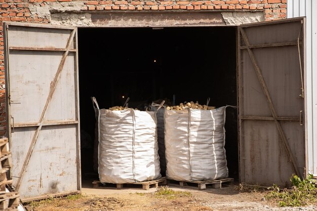 Procesamiento de heno para biomasa en la granja