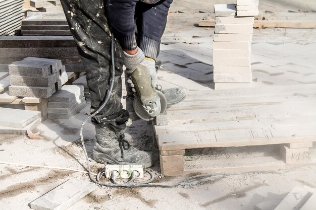 Procesamiento de piedra de mármol con herramientas eléctricas manuales en la construcción