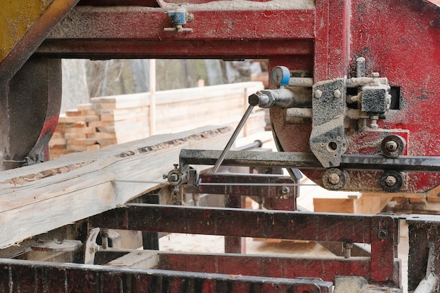 Procesamiento de tableros de madera en un aserradero Aserrado de troncos