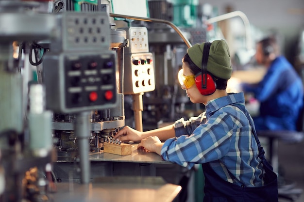 Procesando pequeños detalles en fábrica