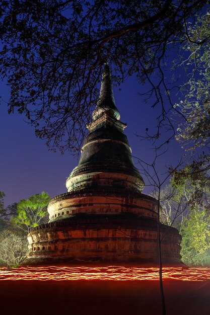 Procesión a la luz de las velas (Wien Tien) el día de Makha Bucha en el templo Wat Umong Suan Puthatham