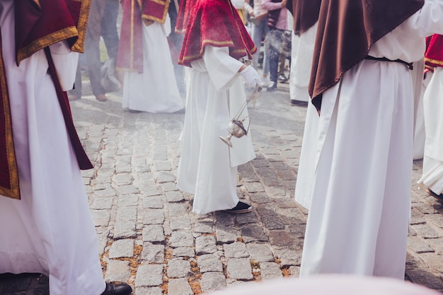 Procesión de la Semana Santa con los nazarenos Semana Santa