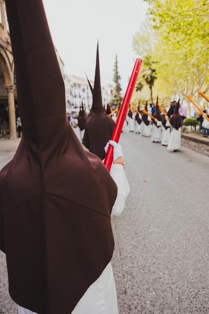 Procesión de la Semana Santa con los nazarenos Semana Santa