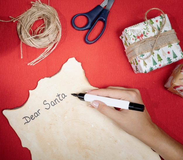 Foto proceso de alto ángulo para escribir carta para santa claus