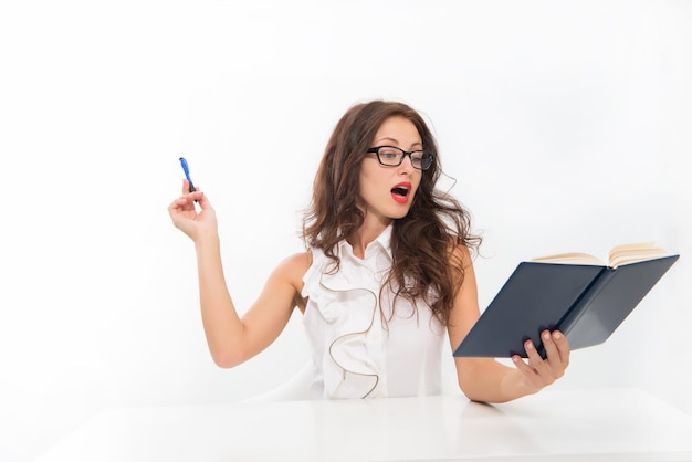 Proceso de aprendizaje mujer sexy con labios rojos en gafas concepto de regreso a la escuela Encantadora dama sonriendo en la mesa Éxito empresarial profesor o estudiante de la escuela de negocios Concentración total en el trabajo