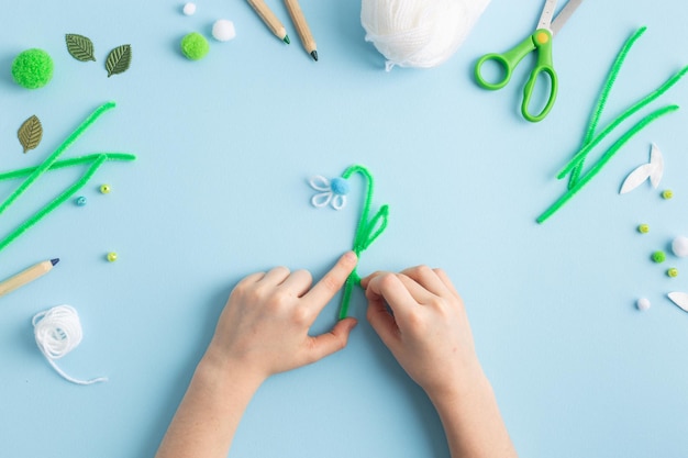 Foto proceso de bricolaje paso a paso para hacer flores de campanillas de invierno, manualidades creativas con niños de alta calidad.