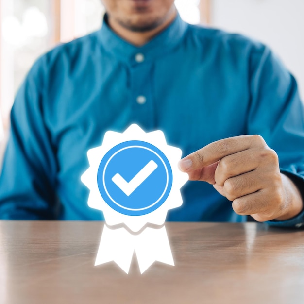 Foto proceso de certificación y estandarización de square conformidad comercial certificada iso con estándares internacionales y concepto de garantía de calidad persona que toca el certificado iconx9