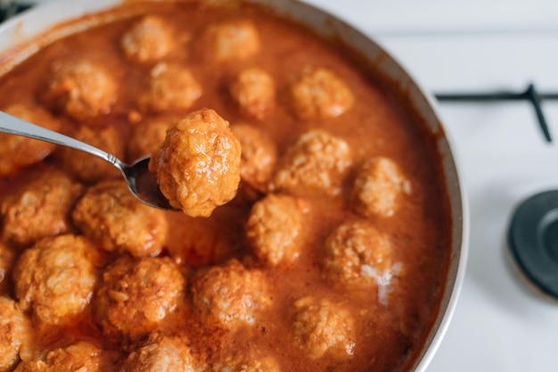 Proceso de cocción de albóndigas en una sartén en casa Receta de comida de carne de pollo y cerdo en salsa de tomate