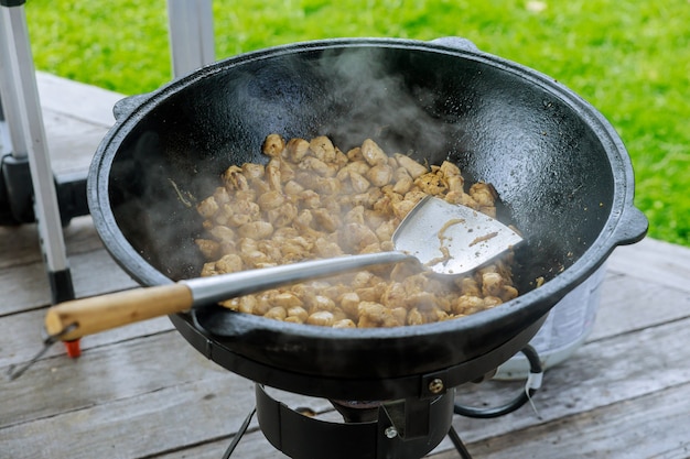 Proceso de cocción de la carne para gulash en un caldero al aire libre.