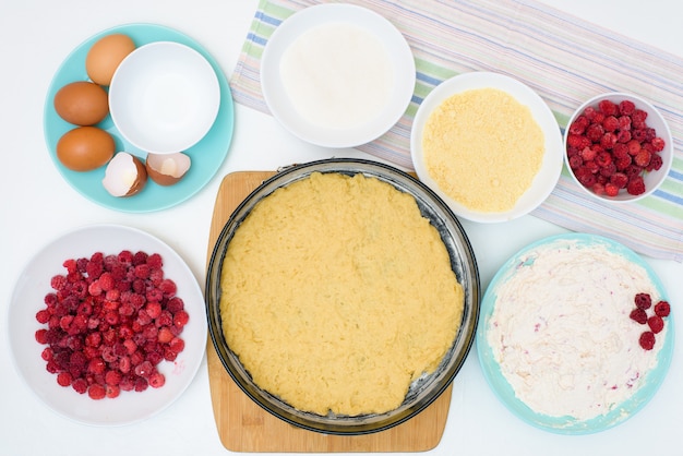 Proceso de cocción paso a paso e ingredientes para la tarta de frambuesa casera