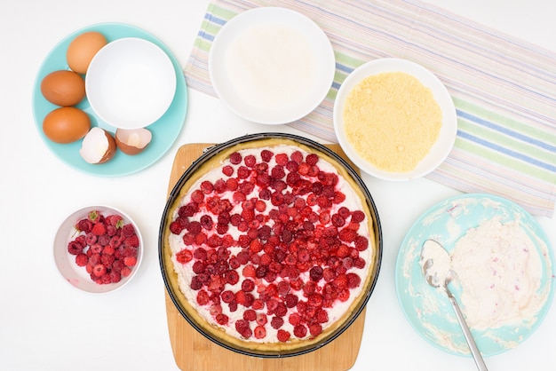 Proceso de cocción paso a paso e ingredientes para la tarta de frambuesa casera