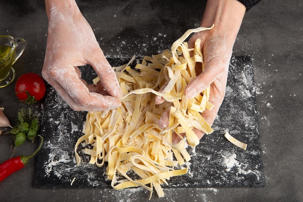 Proceso de cocción de la pasta italiana Concepto de comida fresca Tagliatelle casero