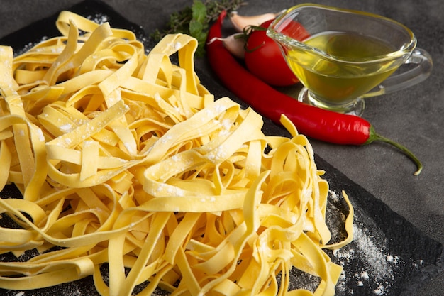 Proceso de cocción de la pasta italiana Concepto de comida fresca Tagliatelle casero