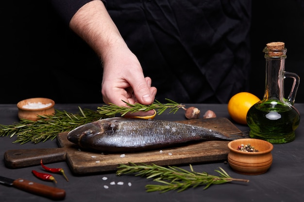 Proceso de cocción de pescado dorado con limón y hierbas.