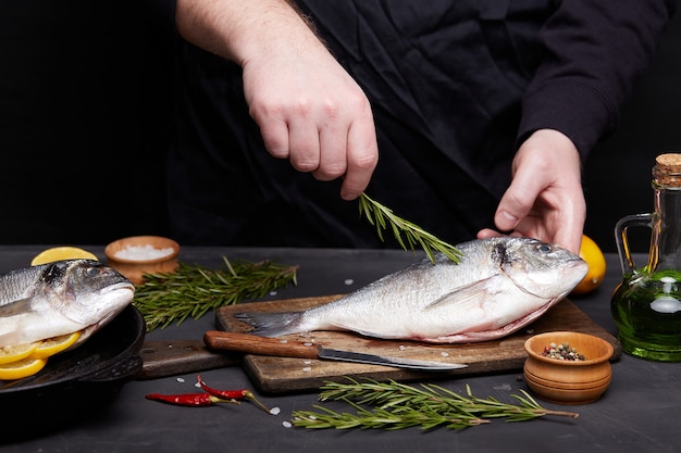 Proceso de cocción de pescado dorado con limón y hierbas.