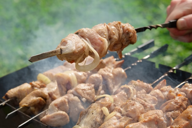 Proceso de cocción de shashlik de carne en escabeche al aire libre