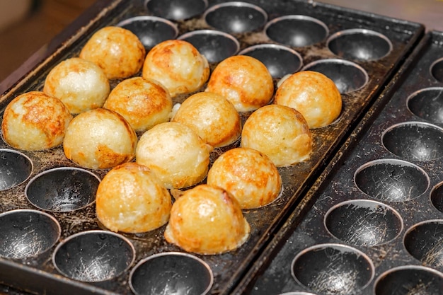 Foto el proceso de cocción de takoyaki el bocadillo más popular de japón