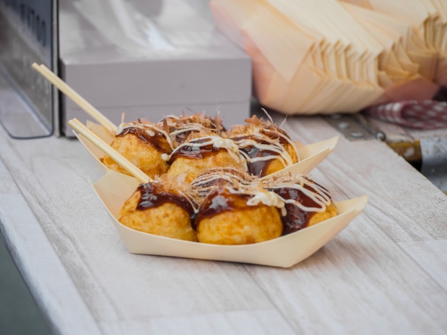 Proceso para cocinar albóndigas de bolas de Takoyaki en una sartén caliente. Takoyaki es el aperitivo japonés más famoso de Japón.