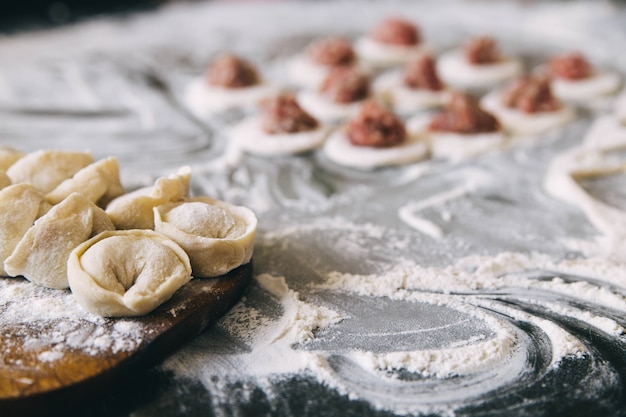 el proceso de cocinar albóndigas