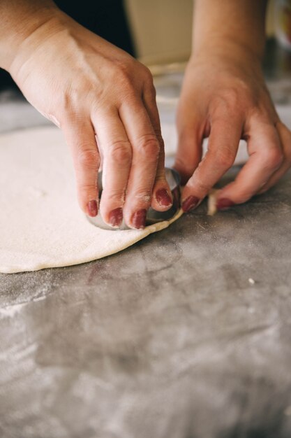 el proceso de cocinar albóndigas