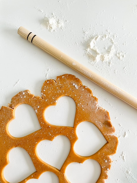 El proceso de cocinar galletas de corazón Vista superior cruda