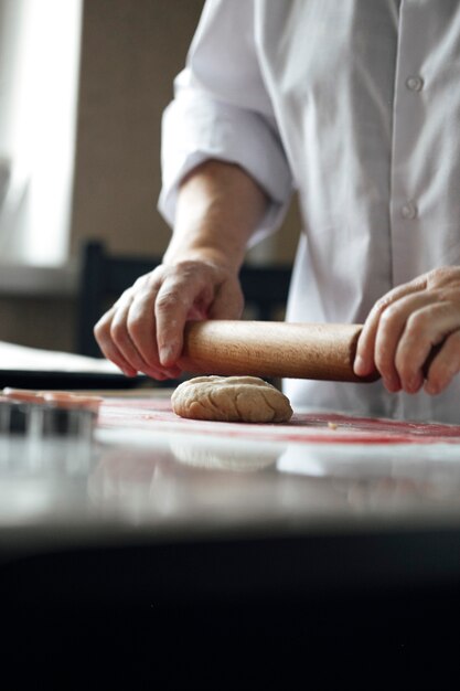 el proceso de cocinar galletas