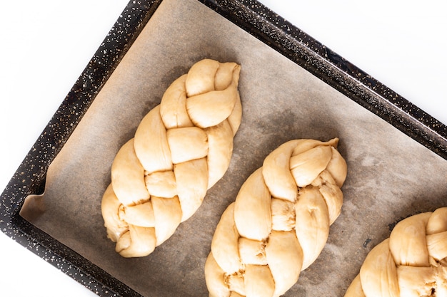 Proceso de concepto de comida casera trenzado pan trenza masa de jalá