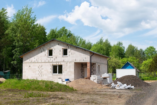 El proceso de construcción de una casa de bloques en el campo.