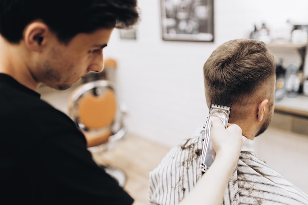 Foto proceso de corte de cabello con tijeras peluquería para hombres barbería