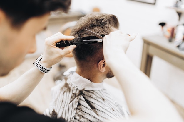 Proceso de corte de cabello con tijeras peluquería para hombres barbería