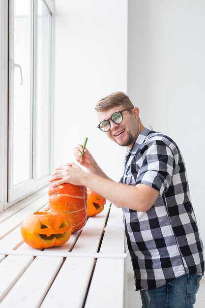 Proceso de corte de calabaza de Halloween