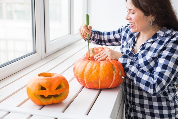 Proceso de corte de calabaza de Halloween