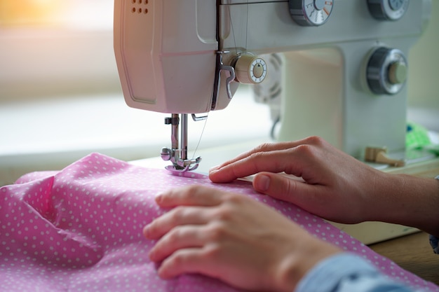 Proceso de costura. Coser ropa usando una máquina de coser y accesorios