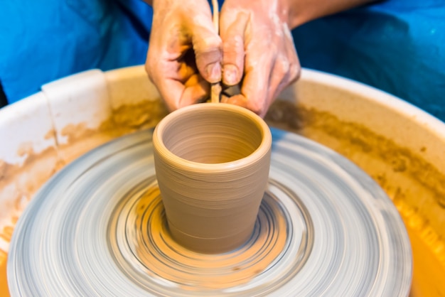 El proceso de creación de una taza de arcilla.