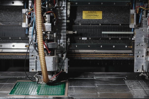 Proceso de creación de una tecnología de placa de circuito impreso producción electrónica robótica industrial