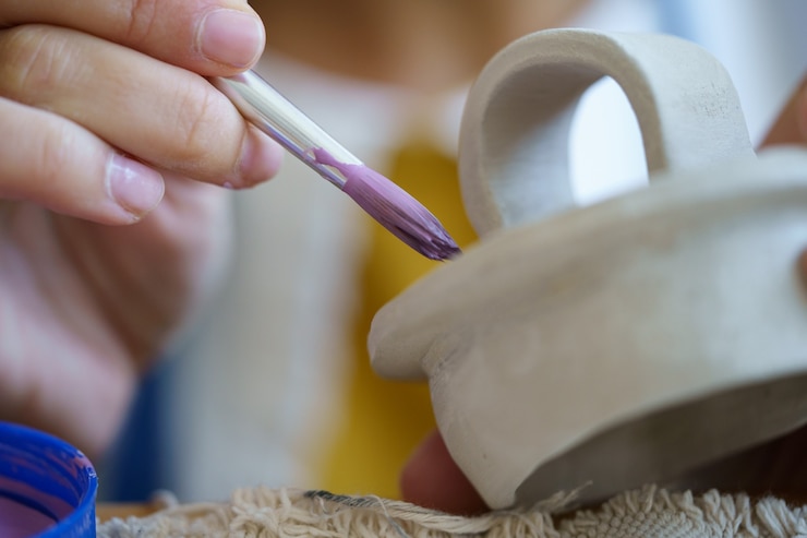 Foto proceso creativo de creación de cerámica en potter studio con utensilios de cocina de arcilla de pintura ceramista femenina