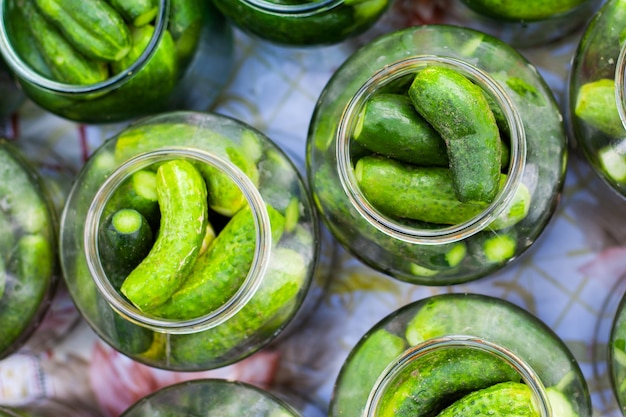 Proceso de decapado de pepino, pepinillos en frascos vista superior.