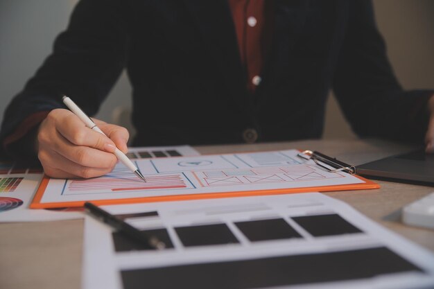 Proceso de diseño de interfaz de usuario UX para aplicaciones móviles y sitios web modernos Prototipo creativo de estructura alámbrica para desarrolladores de aplicaciones profesionales