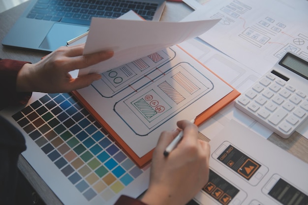 Proceso de diseño de interfaz de usuario UX para aplicaciones móviles y sitios web modernos Prototipo creativo de estructura alámbrica para desarrolladores de aplicaciones profesionales
