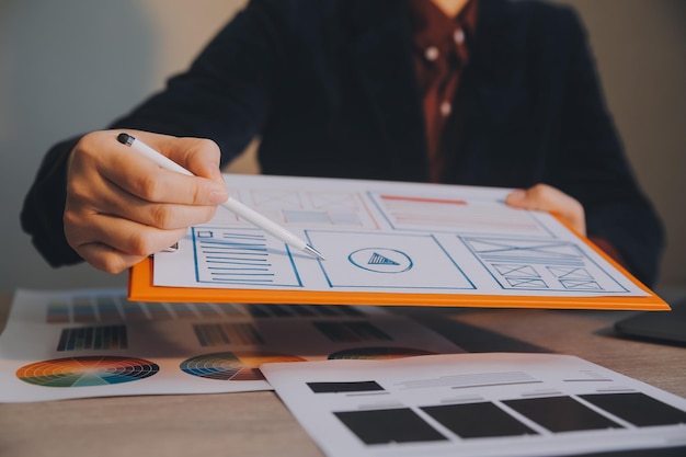 Proceso de diseño de interfaz de usuario de UX para aplicaciones móviles y sitios web modernos Prototipo creativo de wireframe para desarrollador de aplicaciones profesional