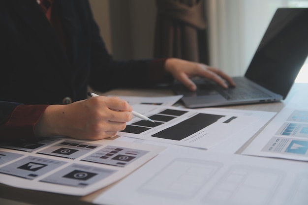 Proceso de diseño de interfaz de usuario de UX para aplicaciones móviles y sitios web modernos Prototipo creativo de wireframe para desarrollador de aplicaciones profesional