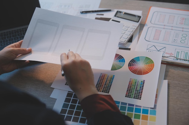 Proceso de diseño de interfaz de usuario de UX para aplicaciones móviles y sitios web modernos Prototipo creativo de wireframe para desarrollador de aplicaciones profesional