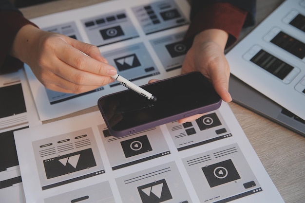 Proceso de diseño de interfaz de usuario de UX para aplicaciones móviles y sitios web modernos Prototipo creativo de wireframe para desarrollador de aplicaciones profesional