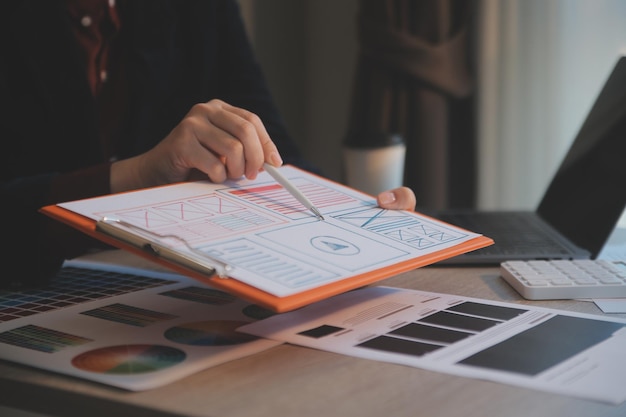 Proceso de diseño de interfaz de usuario de UX para aplicaciones móviles y sitios web modernos Prototipo creativo de wireframe para desarrollador de aplicaciones profesional